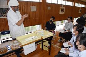 大物引き抜き笑顔 富草小学校 三紀層フルーツ大根を収穫 | 南 ...