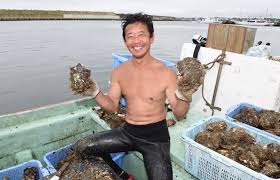 身がみっしりの大洗の夏の幸 岩ガキ漁に励む小林さん | よみうり ...