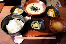 日本昔話に出てきそうな、茅葺き屋根が印象的な和カフェ。「自然 ...